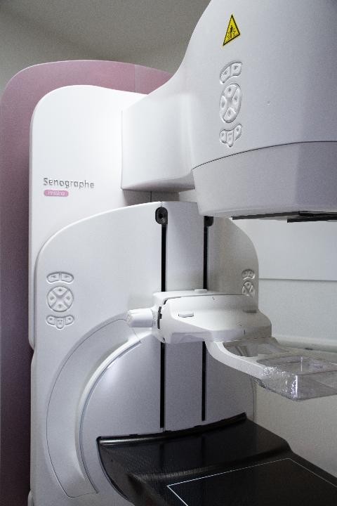 Tecnología de vanguardia que salva vidas: La mamografía con contraste y la biopsia al vacío transforman la detección temprana del cáncer de mama.