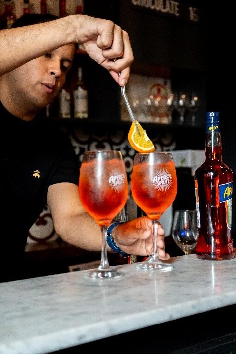 El maridaje perfecto para compartir: Aperol Spritz y cinco sabores para celebrar en Amor y Amistad